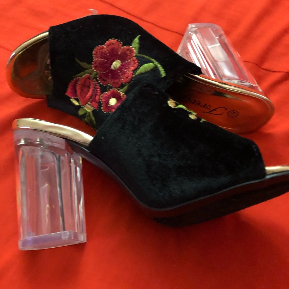 Embroidered mule sandal